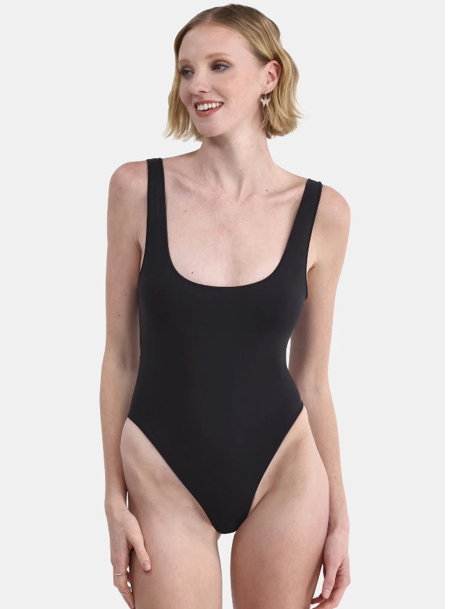 No Boundaries Women's Sculpting Scoop Neck One Piece Swimsuit.