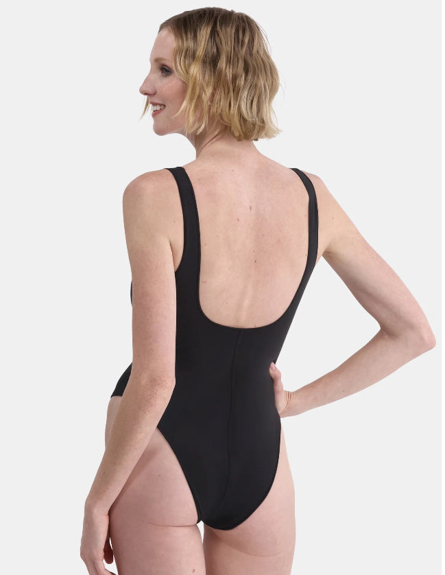 No Boundaries Women's Sculpting Scoop Neck One Piece Swimsuit.